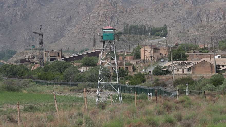 Azerbaijan mở lại biên giới đất liền với Iran cho công dân nước ngoài sơ tán